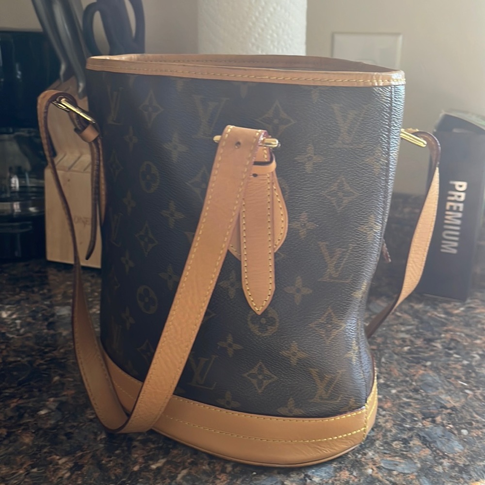 Louis Vuitton petit bucket bag great condition M42238